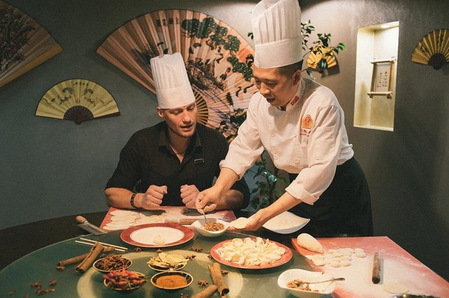 Александр Задойнов стал учеником китайского мастер-шефа