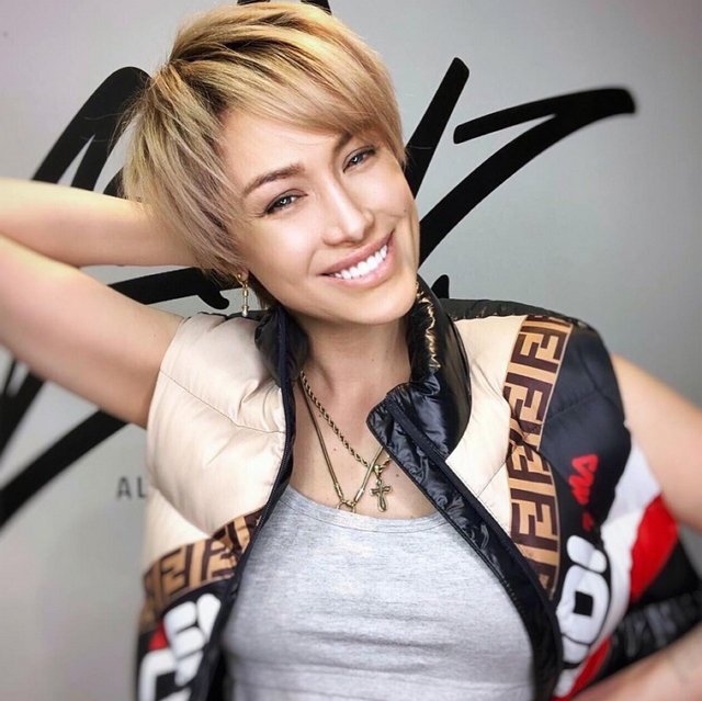 Алёна Ашмарина отрезала свои локоны