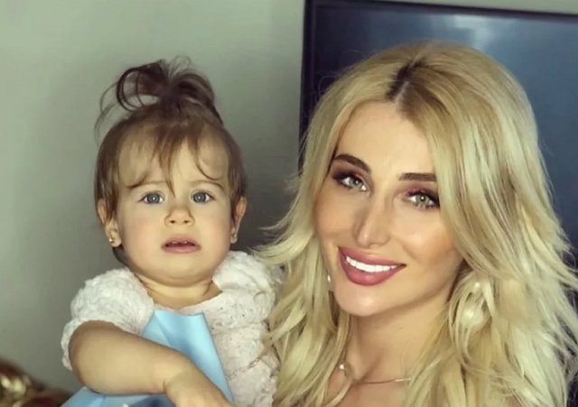 Тата Абрамсон кормит дочку чем придётся