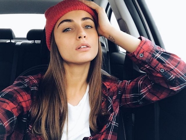 Сорока поместил на обложку трека фото своей девушки