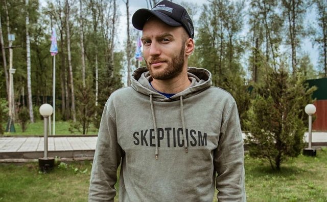 Сорока поместил на обложку трека фото своей девушки