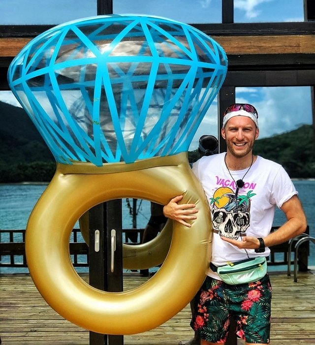 Артём Сорока приглашает девушек в ЗАГС