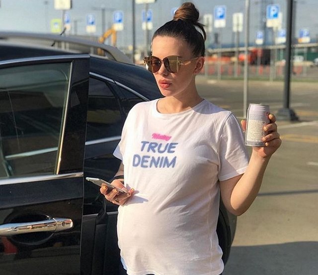 Александра Артёмова занята поисками хорошего роддома