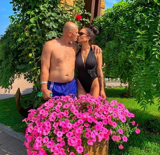 Татьяну Мусульбес затравили из-за поцелуя с отцом