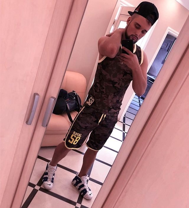 Егор Холявин вынужден красть деньги у друзей