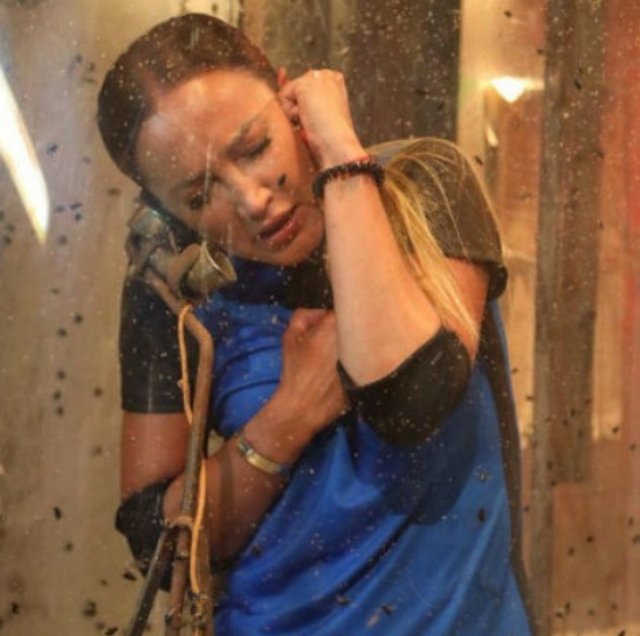 Ольга Бузова оказалась под «душем» из насекомых в телефонной будке