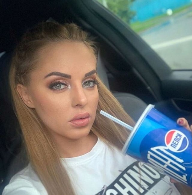 Юлия Ефременкова ищет новую машину