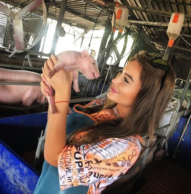 Люба Дробкова и Лёша Кудряшов побывали на свиноферме на свидании