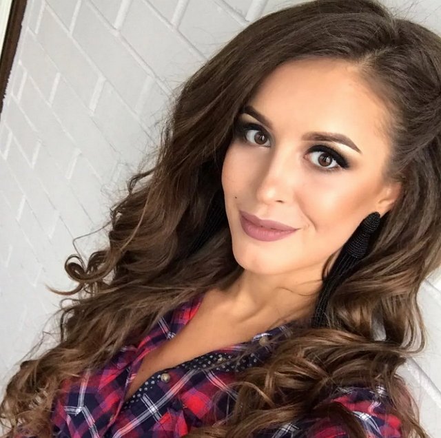 Анна Бузова пошла по стопам сестры и в музыкальной индустрии