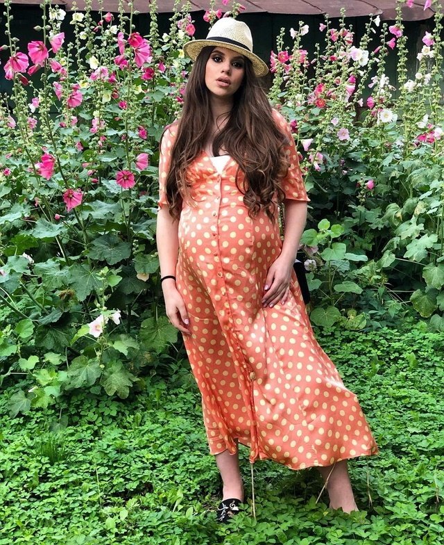 Александра Артёмова налегает на запрещённые продукты