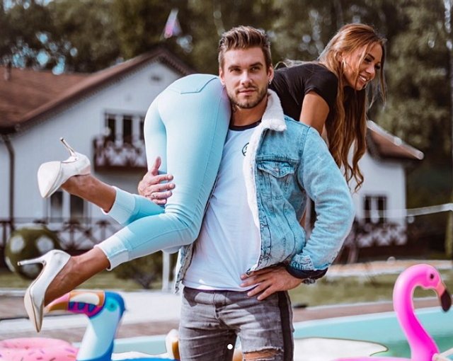 Белая — взрослая женщина, а ведёт себя…