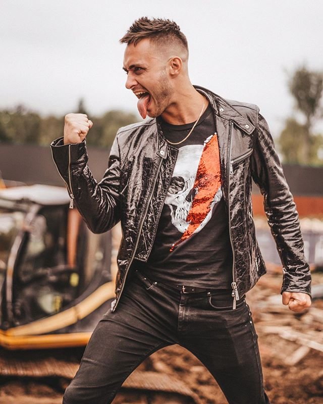 Яббаров и Безус покинули ночной клуб под руку с охранниками