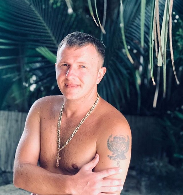 Яббаров и Безус покинули ночной клуб под руку с охранниками