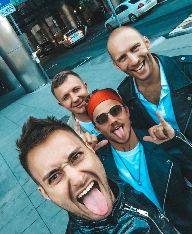 Яббаров и Безус покинули ночной клуб под руку с охранниками