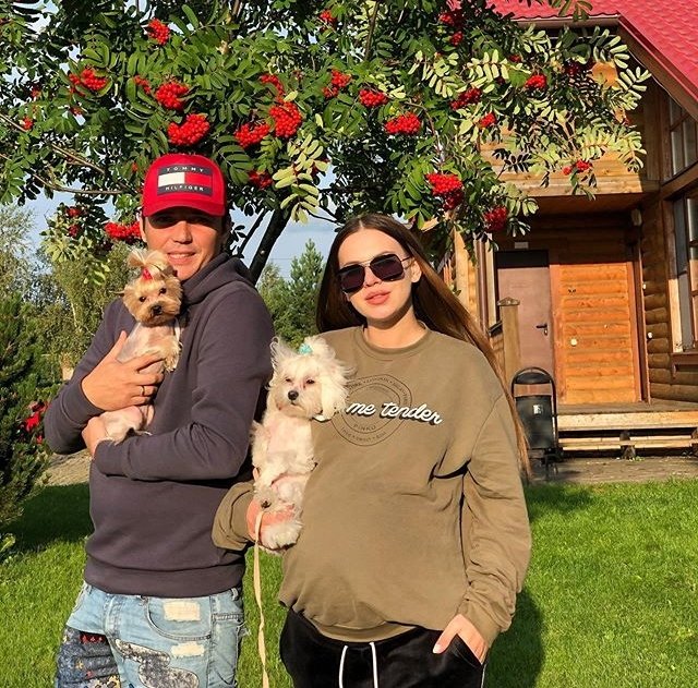 Саша Артёмова купила будущему ребёнку чёрную коляску