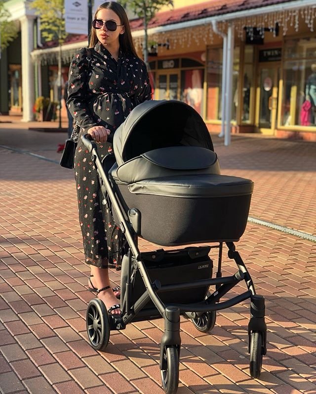 Саша Артёмова купила будущему ребёнку чёрную коляску