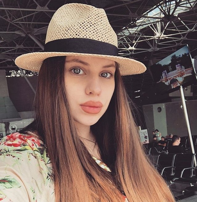 Саша Артёмова купила будущему ребёнку чёрную коляску