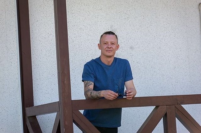 Алёна Савкина в косынке доит корову