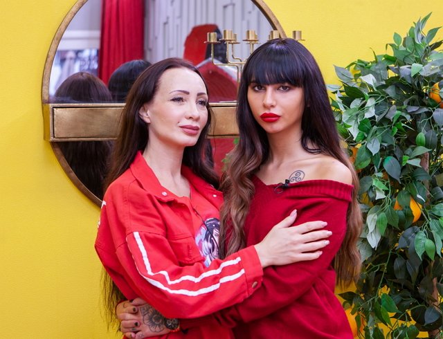 Мама Клавы Безверховой уводит у дочери парней