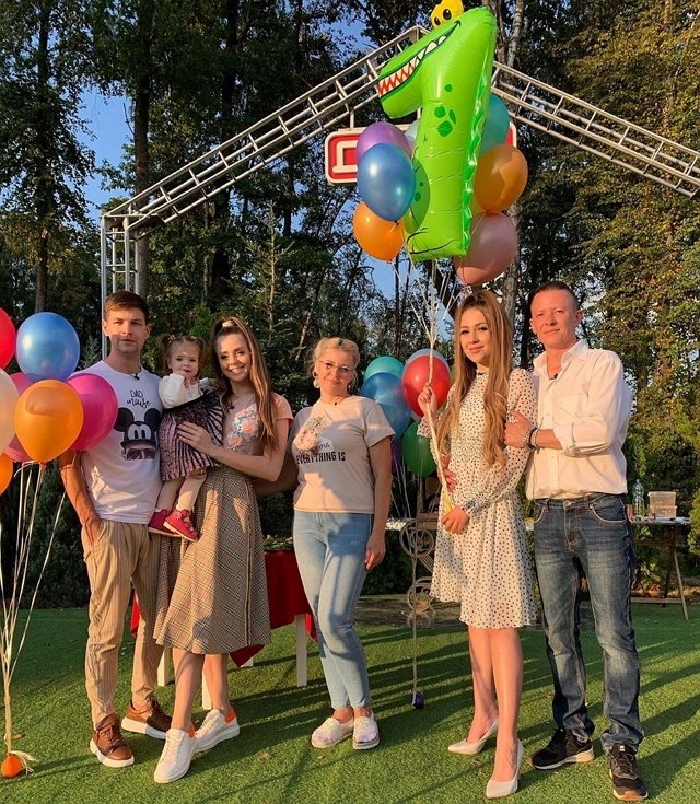 Макеев выпрыгивает из штанов ради Савкиной