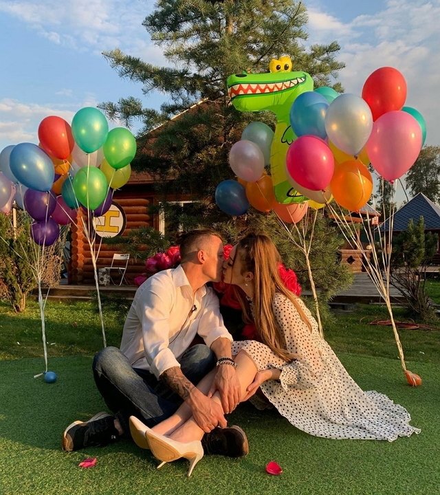 Макеев выпрыгивает из штанов ради Савкиной