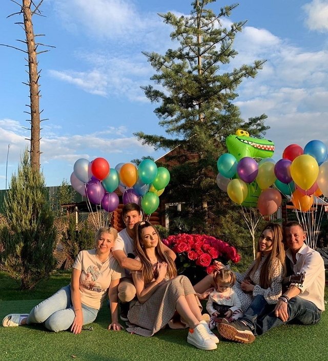 Макеев выпрыгивает из штанов ради Савкиной