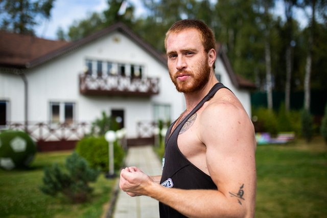 Кирилл Широков строит отношения с девушкой из-за периметра