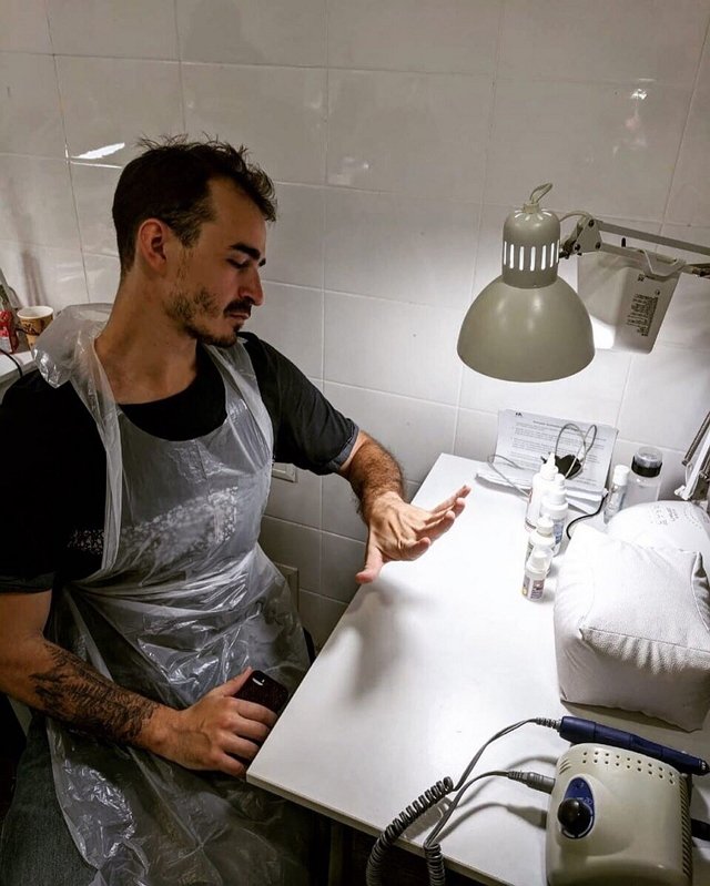 Денис Ковалев пробует себя в маникюрном деле