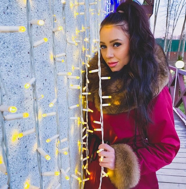 Алена Рапунцель показала свое новое декольте после увеличения груди