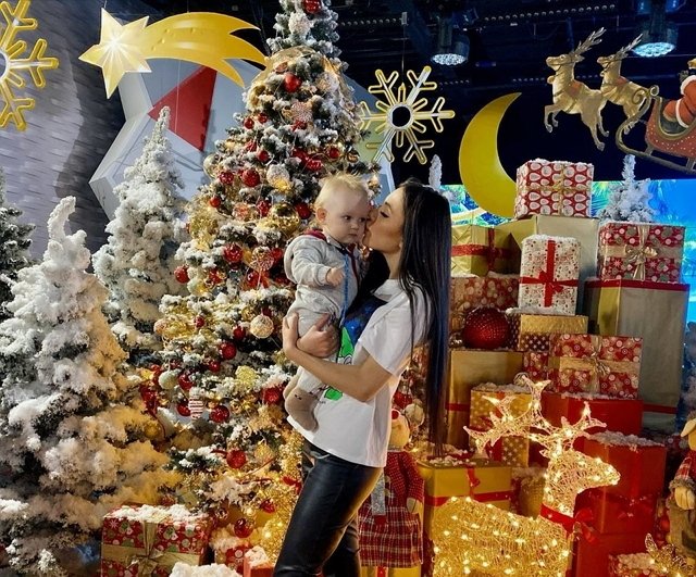 Алена Рапунцель оформляет сыну загранпаспорт?