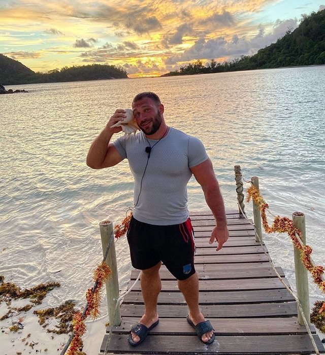 Захар Саленко не может сдержать слез от ревности