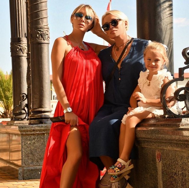 Мать Элины Камирен вступилась за участниц «Дом-2»