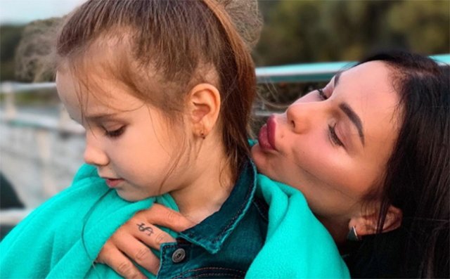 Александра Шева перевезла дочь к себе