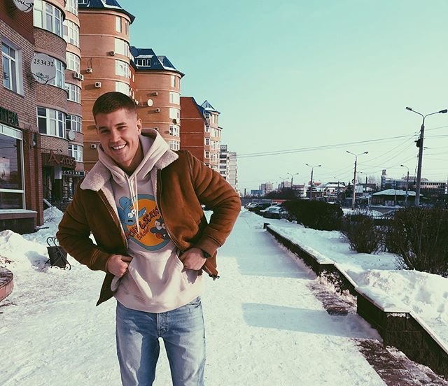 Роман Гриценко показал, как удаляет волосы на ногах