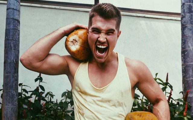 Роман Гриценко показал, как удаляет волосы на ногах