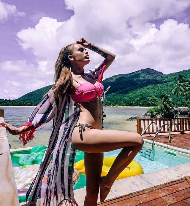 Зрители высмеяли грудь Безбородовой после пластики Зрители высмеяли грудь Безбородовой после пластики