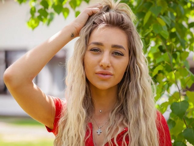 Настя Стецевят ударила Таню Строкову по голове