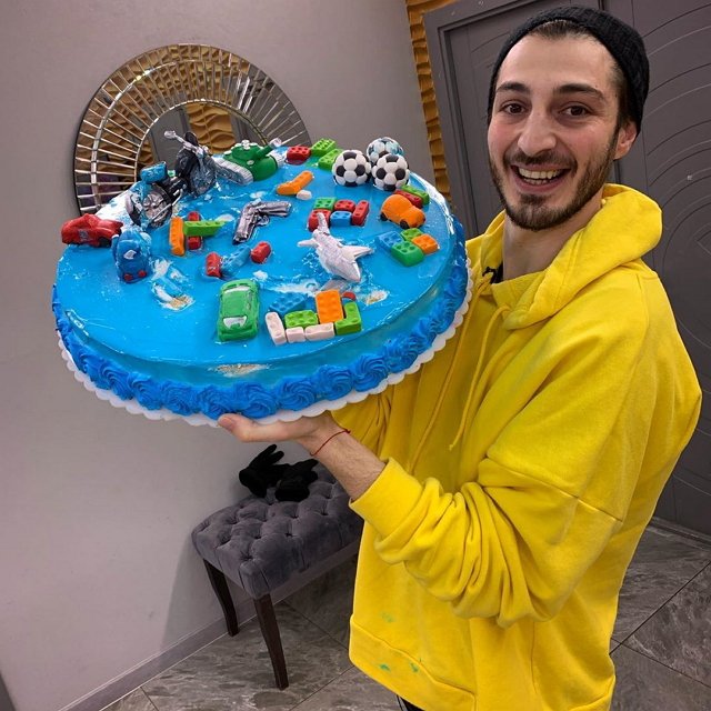 Саша Черно хайпится на поле своего ребенка