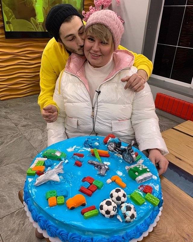 Саша Черно хайпится на поле своего ребенка