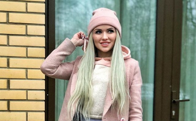 Анастасия Иванова продает свою ношеную одежду