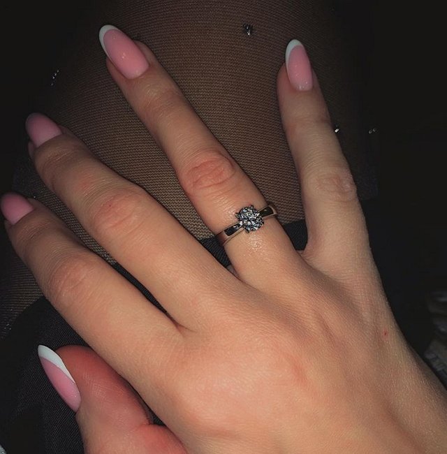 У Эллы Сухановой состоялась помолвка