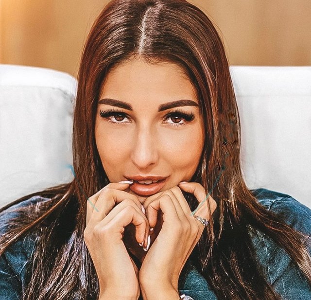 Яна Захарова исправляет губы