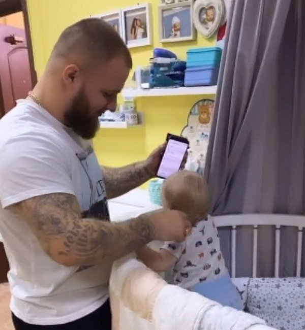 Алена Савкина показала, как Тузов нянчит маленького Богдана