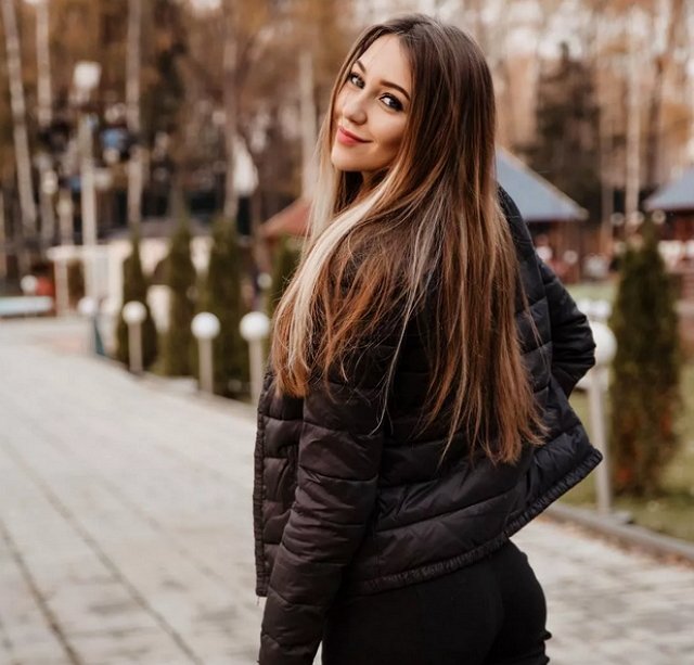 Алену Савкину застукали за примеркой свадебного платья