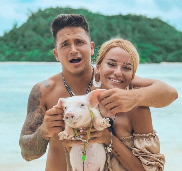 Юлия Щеглова на Сейшелах завела свинку Настю