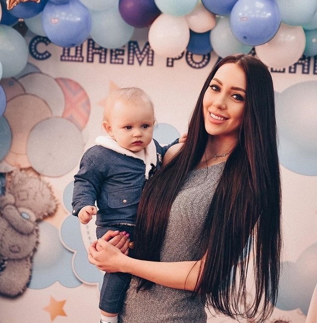 Яббаров и Голд стали жить вместе с Аленой Савкиной в ее доме