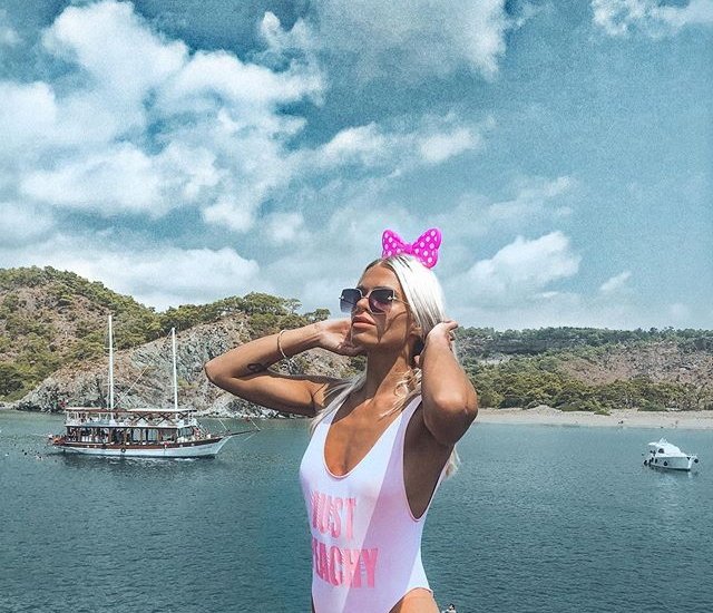 Настя Балинская публично оголила ягодицы