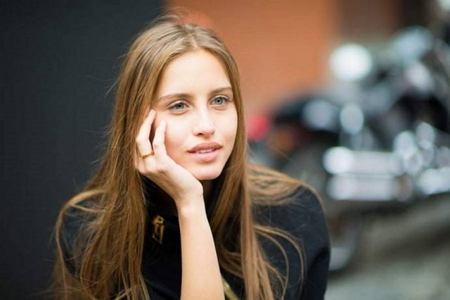 Оправившаяся после болезни Киушкина сдает кровь для лечения других больных