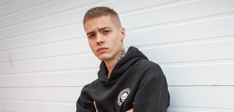 Макс Колесников поделился ужасной историей об изнасиловании его матери