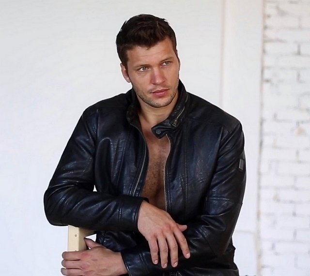 Витя Шароваров прокомментировал свои свадебные фотографии